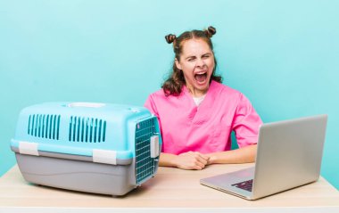 Genç ve güzel bir kadın agresif bir şekilde bağırıyor, çok kızgın görünüyor. Veterinerlik kavramı