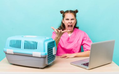 Genç ve güzel bir kadın sinirli, sinirli ve sinirli görünüyor. Veterinerlik kavramı