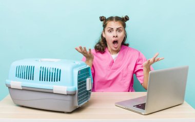 Genç ve güzel bir kadın inanılmaz bir sürprizle şaşkına döndü ve hayrete düştü. Veterinerlik kavramı