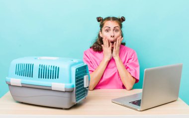 Genç ve güzel bir kadın şok olmuş ve korkmuş hissediyor. Veterinerlik kavramı