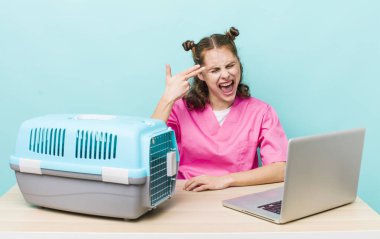 Genç ve güzel bir kadın mutsuz ve stresli görünüyor, intihar jesti silah işareti yapıyor. Veterinerlik kavramı