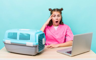 Genç, güzel bir kadın şaşırmış görünüyor, yeni bir düşünce, fikir ya da konsept fark ediyor. Veterinerlik kavramı