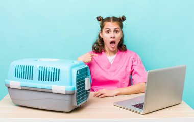 Şok olmuş ve ağzı açık, kendini gösteren genç ve güzel bir kadın. Veterinerlik kavramı