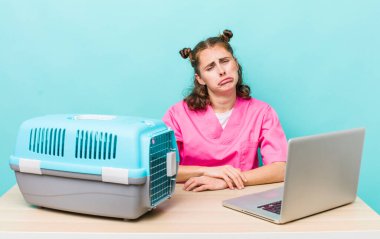 Genç, güzel bir kadın üzgün ve mızmızlanıyor. Mutsuz bir bakışı var ve ağlıyor. Veterinerlik kavramı