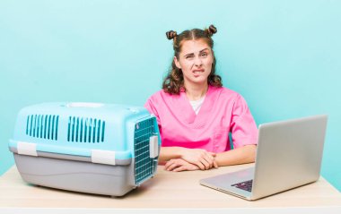 Genç, güzel bir kadın kafası karışmış ve şaşkın görünüyor. Veterinerlik kavramı