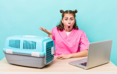 Genç ve güzel bir kadın şaşırmış ve şok olmuş görünüyor. Çenesi düşmüş ve elinde bir nesne tutuyor. Veterinerlik kavramı