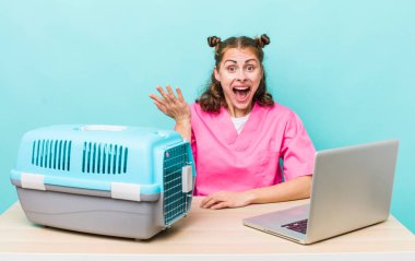 Genç, güzel bir kadın kendini mutlu hissediyor. Bir çözüm ya da fikir bulduğuna şaşırıyor. Veterinerlik kavramı