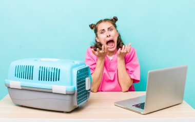 Genç ve güzel bir kadın umutsuz, hayal kırıklığına uğramış ve stresli görünüyor. Veterinerlik kavramı