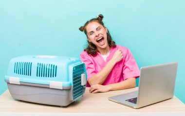 Genç ve güzel bir kadın kendini mutlu hissediyor ve bir meydan okumayla yüzleşiyor ya da kutluyor. Veterinerlik kavramı