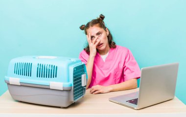 Genç ve güzel bir kadın sıkıcı, bıkkın ve uykulu hissediyor. Veterinerlik kavramı