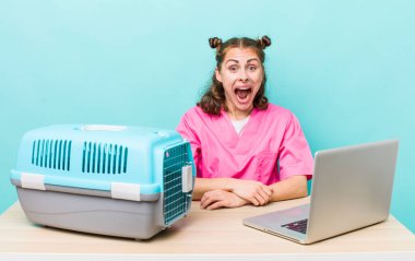 Genç ve güzel bir kadın mutlu ve hoş bir şekilde şaşırmış görünüyor. Veterinerlik kavramı