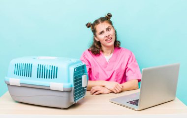 Genç ve güzel bir kadın şaşkın ve şaşkın hissediyor. Veterinerlik kavramı