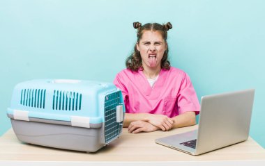 Genç ve güzel bir kadın iğreniyor, sinirleniyor ve dilini çıkarıyor. Veterinerlik kavramı