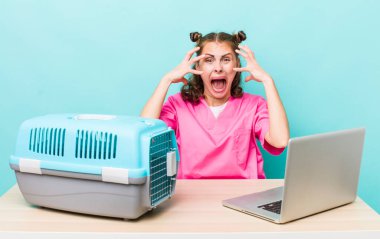 Genç ve güzel bir kadın ellerini havaya kaldırarak çığlık atıyor. Veterinerlik kavramı