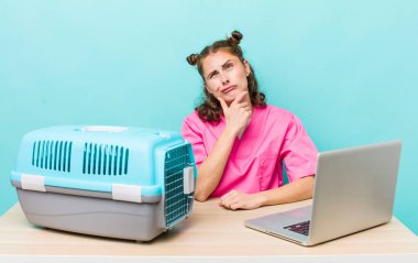 Genç, güzel bir kadın düşünüyor, kuşkulu ve şaşkın hissediyor. Veterinerlik kavramı