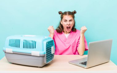 Genç ve güzel bir kadın sinirli bir ifadeyle agresif bir şekilde bağırıyor. Veterinerlik kavramı