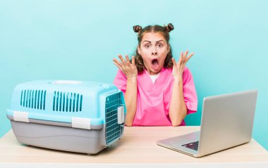 Genç ve güzel bir kadın şok olmuş ve şaşırmış hissediyor. Veterinerlik kavramı