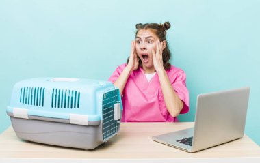 Genç ve güzel bir kadın kendini mutlu, heyecanlı ve şaşırmış hissediyor. Veterinerlik kavramı