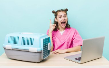 Genç ve güzel bir kadın bir fikri fark ettikten sonra mutlu ve heyecanlı bir dahi gibi hissediyor. Veterinerlik kavramı