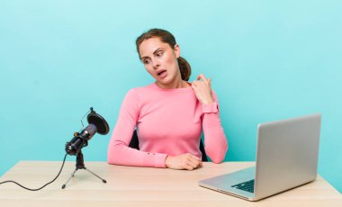 Genç ve güzel bir kadın stresli, endişeli, yorgun ve hayal kırıklığına uğramış hissediyor. Etkilenen cocnept