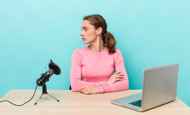 Profil görünümlü genç, güzel bir kadın hayal kuruyor ya da hayal kuruyor. Etkilenen cocnept