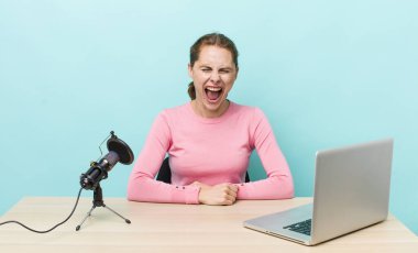 Genç ve güzel bir kadın agresif bir şekilde bağırıyor, çok kızgın görünüyor. Etkilenen cocnept