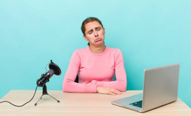 Genç, güzel bir kadın üzgün ve mızmızlanıyor. Mutsuz bir bakışı var ve ağlıyor. Etkilenen cocnept