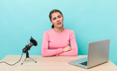 Genç ve güzel bir kadın şaşkın ve şaşkın hissediyor. Etkilenen cocnept