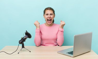 Genç ve güzel bir kadın sinirli bir ifadeyle agresif bir şekilde bağırıyor. Etkilenen cocnept