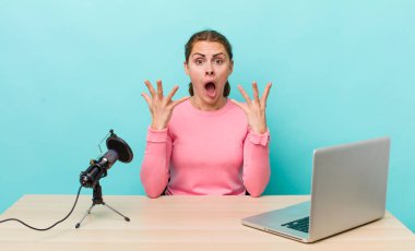 Genç ve güzel bir kadın şok olmuş ve şaşırmış hissediyor. Etkilenen cocnept