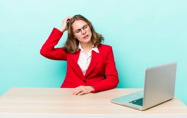 Genç, güzel bir kadın kafası karışmış, kafası karışmış, kaşınıyor. iş kavramı