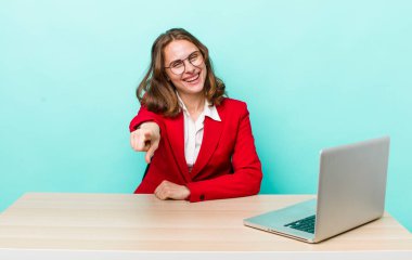 Genç ve güzel bir kadın kamerayı işaret ederek seni seçiyor. iş kavramı