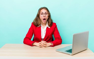 Genç ve güzel bir kadın çok şaşırmış ya da şaşkın görünüyor. iş kavramı