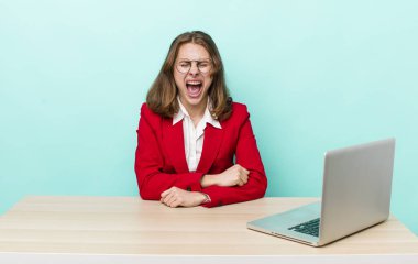 Genç ve güzel bir kadın agresif bir şekilde bağırıyor, çok kızgın görünüyor. iş kavramı
