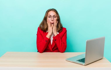 Genç ve güzel bir kadın şok olmuş ve korkmuş hissediyor. iş kavramı