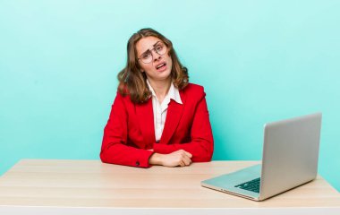 Genç ve güzel bir kadın şaşkın ve şaşkın hissediyor. iş kavramı