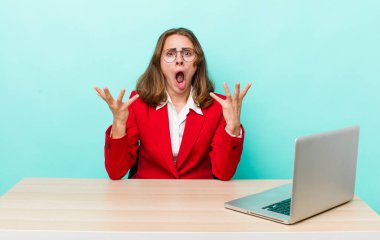 Genç ve güzel bir kadın şok olmuş ve şaşırmış hissediyor. iş kavramı