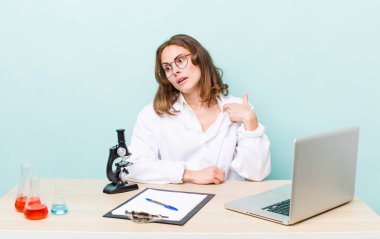 Genç ve güzel bir kadın stresli, endişeli, yorgun ve hayal kırıklığına uğramış hissediyor. Mikroskop konseptine sahip bilim adamı