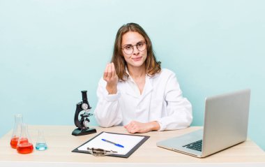 Genç ve güzel bir kadın kapiş ya da para hareketi yapıyor, sana ödemeni söylüyor. Mikroskop konseptine sahip bilim adamı