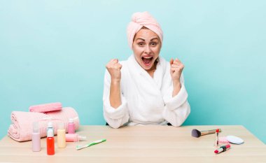 Genç ve güzel bir kadın şokta, gülüyor ve başarıyı kutluyor. uydurma konsepti