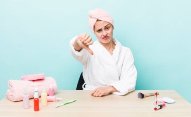 Genç ve güzel bir kadın kendini kötü hissediyor, baş parmağını kaldırıyor. uydurma konsepti