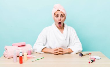 Genç ve güzel bir kadın çok şaşırmış ya da şaşkın görünüyor. uydurma konsepti