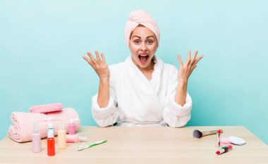 Genç ve güzel bir kadın inanılmaz bir şey karşısında kendini mutlu ve şaşkın hissediyor. uydurma konsepti