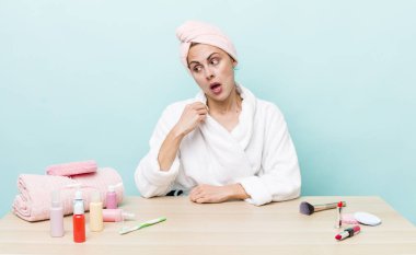 Genç ve güzel bir kadın stresli, endişeli, yorgun ve hayal kırıklığına uğramış hissediyor. uydurma konsepti