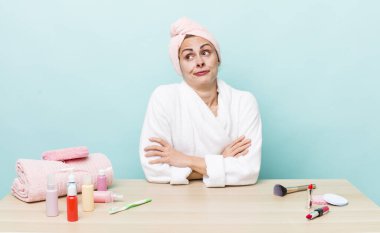 Genç, güzel bir kadın omuz silkiyor, kafası karışık ve kararsız. uydurma konsepti