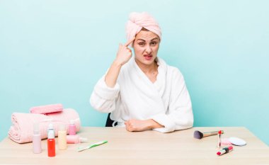 Genç ve güzel bir kadın kafası karışık ve şaşkın hissediyor, deli olduğunu gösteriyor. uydurma konsepti