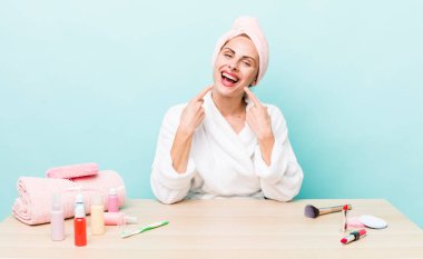 Genç ve güzel bir kadın, kendine güvenerek gülümsüyor. uydurma konsepti