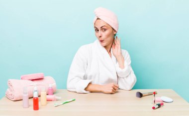 Genç ve güzel bir kadın kibirli, başarılı, pozitif ve gururlu görünüyor. uydurma konsepti