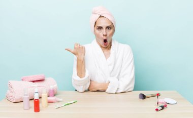 İnançsızlığa şaşırmış genç, güzel bir kadın. uydurma konsepti