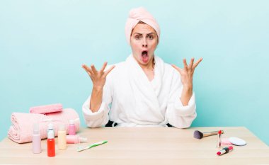 Genç ve güzel bir kadın inanılmaz bir sürprizle şaşkına döndü ve hayrete düştü. uydurma konsepti